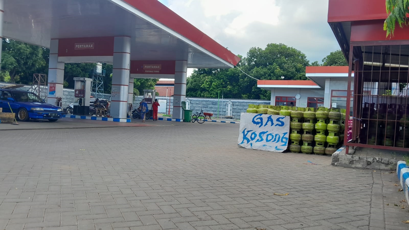 WORO-WORO: Tumpukan elpiji 3 kilogram (kg) di SPBU Kecamatan Panji, ditempel papan bertuliskan  gas kosong, Selasa (2/4).