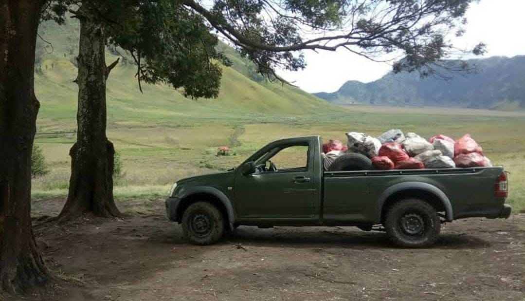 Petugas saat membersihkan sampah di kawasan konservasi Gunung Bromo. (ig @bbtnbromotenggersemeru)