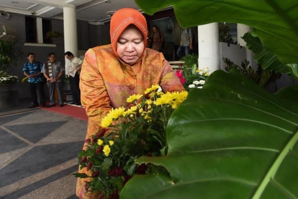 Mensos Risma tuai banyak kritik dari warganet usai beri pekerjaan ke pelaku kekerasan. (ig @trirismaharini01)
