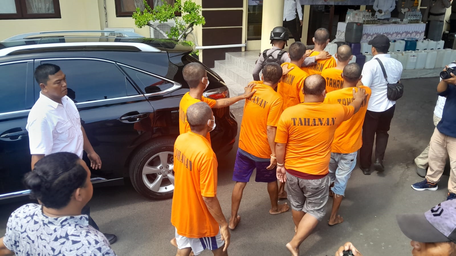 DIKAWAL KETAT: Puluhan tersangka dikeler menuju sel tanahan Polres Situbondo, Rabu (3/4).