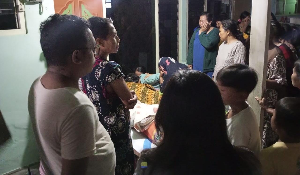 Tim identifikasi Satreskrim Polres Situbondo, melakukan pemeriksaan luar terhadap tubuh Astutik, 65, warga Kelurahan Patokan, Kecamatan Kota Situbondo, Selasa malam (2/4).