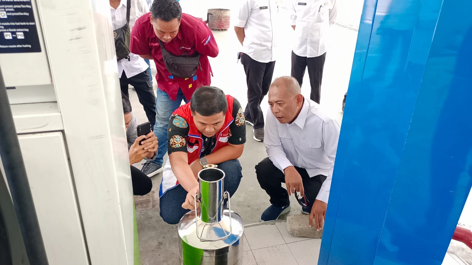Iwan Feriyanto/Radar Situbondo  DIUKUR: Petugas tera mengecek ukuran volume BBM di SPBU menggunakan alat khusus, di Desa Kotakan, Kecamatan Kota, Situbondo, Rabu (3/4).