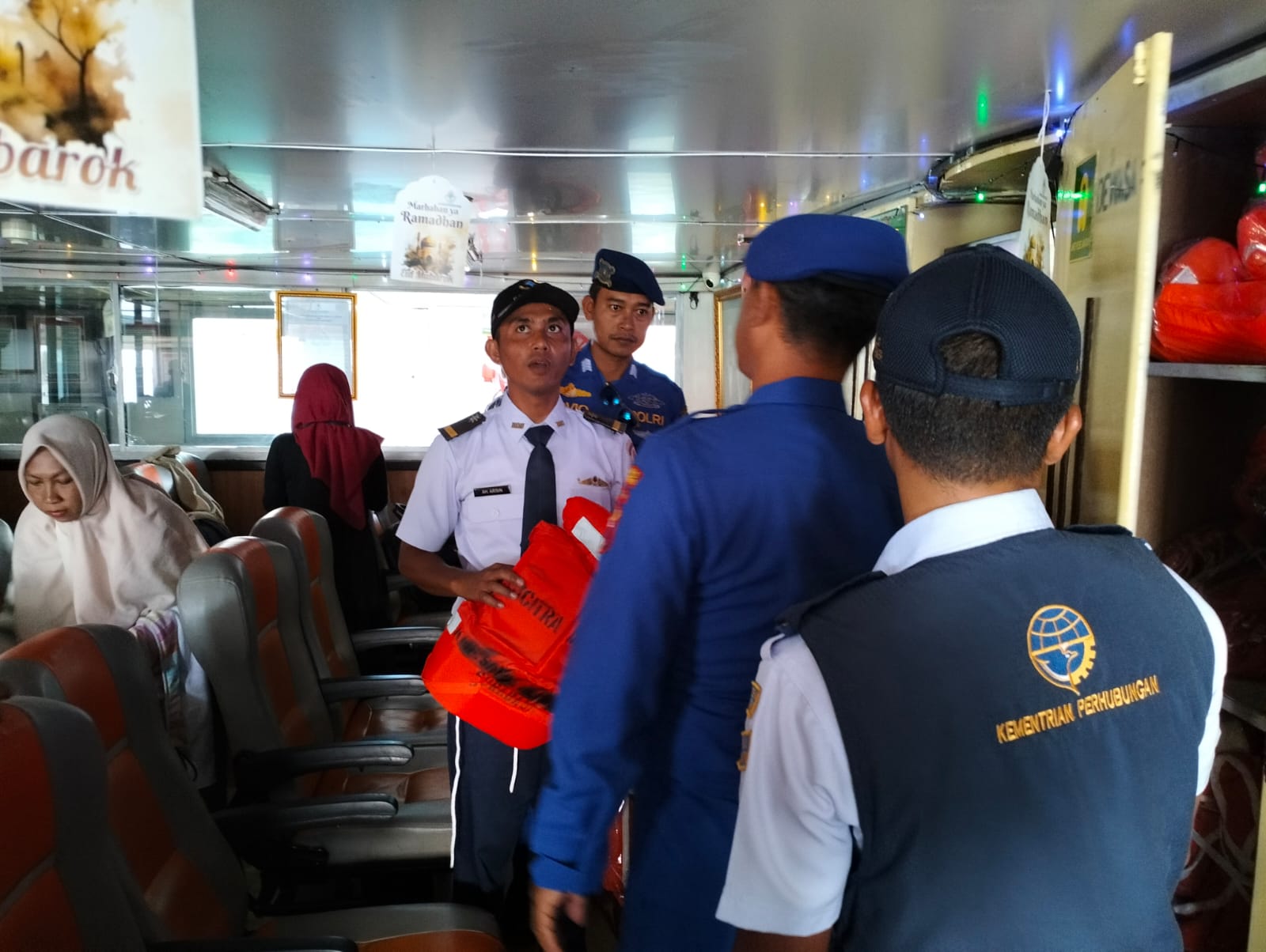 Polairud Situbondo mengecek keselamatan pelayaran. (Khoirul Rizal/RadarSitubondo.id)