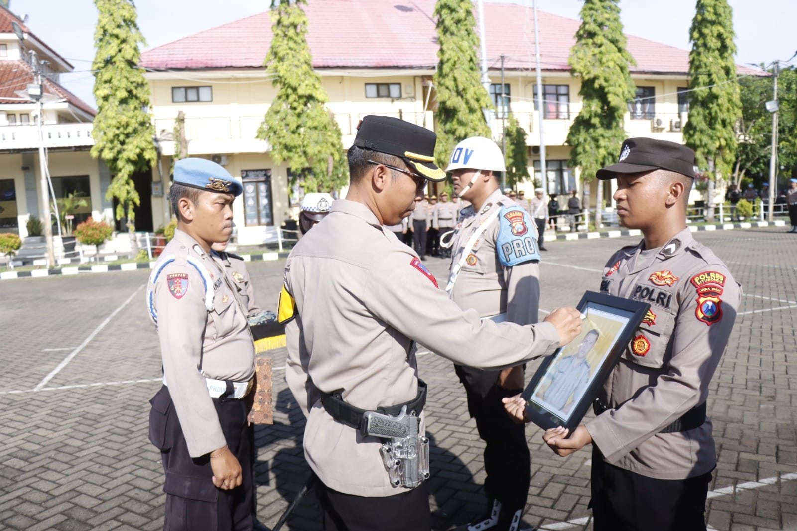 Kapolres Situbondo mencoret salah satu foto personil yang dipecat. (Khoirul Rizal/RadarSitubondo.id)