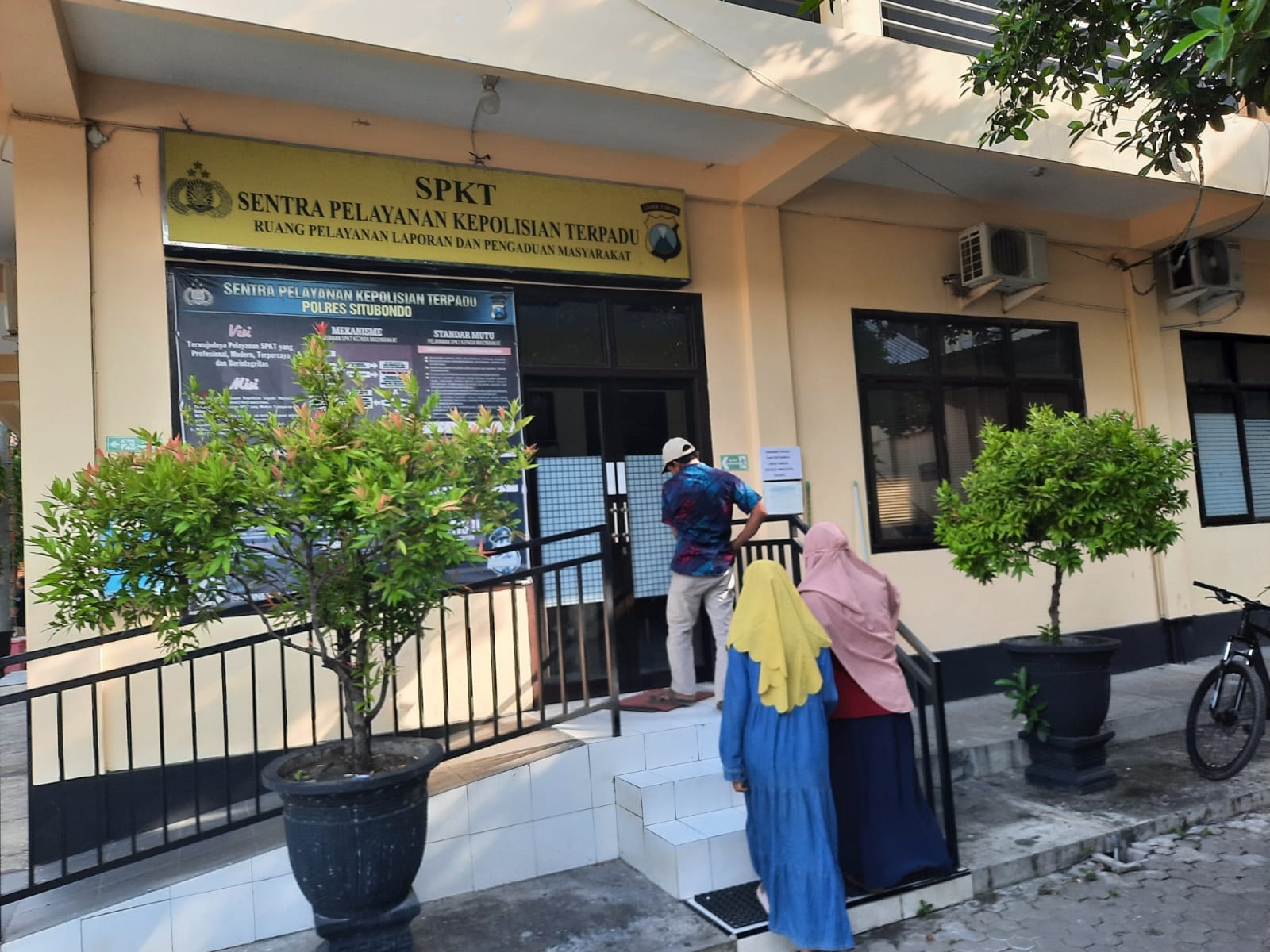 TERPUKUL: Mawar (nama samaran) didampingi ibu kandungnya BB, warga Kecamatan Banyuputih, melapor ke Mapolres Situbondo, Kamis (4/4).