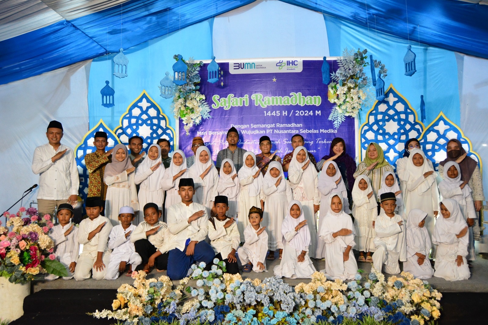 GUNAKAN BAJU MUSLIM: Jajaran RS.Elizabet berfoto dengan sejumlah anak yatim, di area rumah sakit, di wilayah Kelurahan Patokan, Kecamatan Kota, belum lama ini.