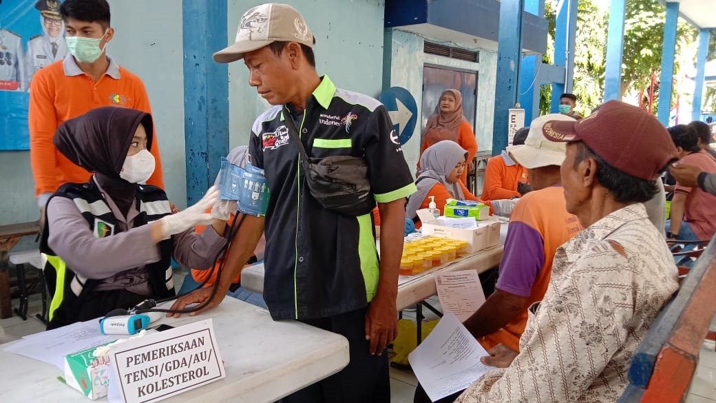 DEMI KESELAMATAN BERSAMA: salah satu sopir bus menjalaini tes kesehatan di Terminal Situbondo, Kamis (4/4).