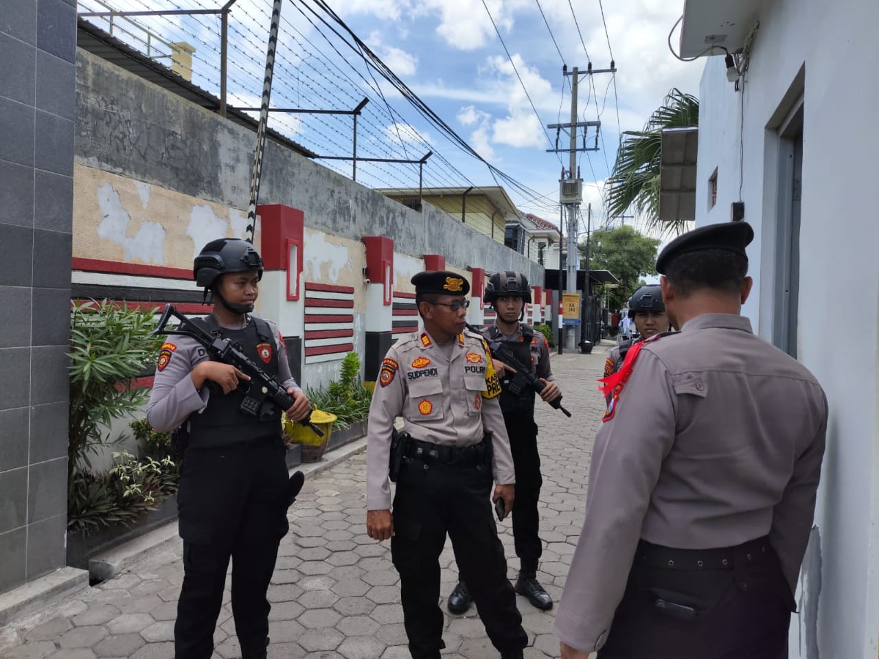 Polisi saat melakukan patroli di perumahan Situbondo yang banyak ditinggal mudik. (Khoirul Rizal/RadarSitubondo.id)