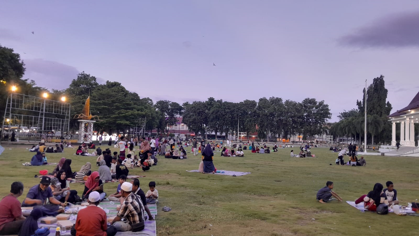 RUANG TERBUKA: Ratusan warga menunggu waktu buka puasa di Alun-Alun Kota Situbondo, Jumat (5/4).