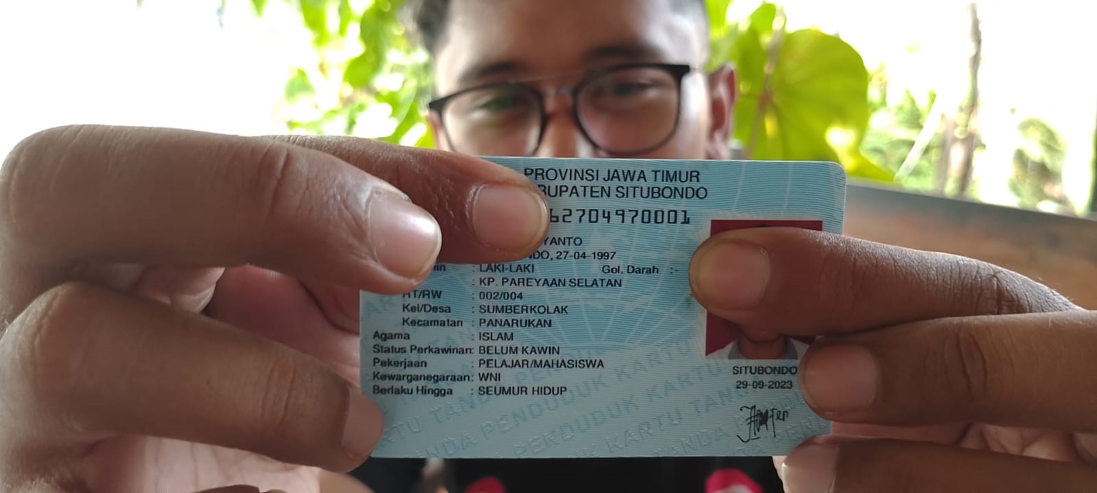 DIPERBARUI: Seorang warga menunjukkan bentuk KTP elektronik miliknya, di wilayah Desa Sumberkolak, Kecamatan Panarukan, Situbondo, Jumat (5/4).