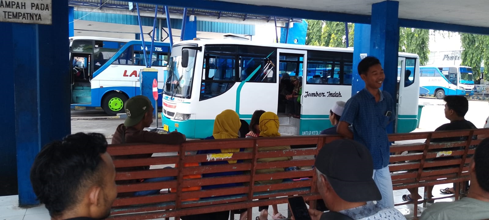 MUDIK: Sejumlah penumpang menunggu kedatangan bus di terminal Situbondo, di wilayah Kelurahan Mimbaan, Kecamatan Panji, Jumat (5/4).
