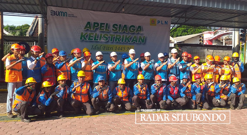 BERSERAGAM: Petugas siaga kelistrikan foto bersama setelah mengikuti apel serentak di halaman kantor PLN UP3 Situbondo, di wilayah Desa Sumberkolak, Kecamatan Panarukan, Sabtu (6/4) lalu.