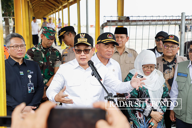 ARUS MUDIK LEBARAN: Pj. Gubernur Jatim Adhy Karyono meninjau Pelabuhan Jangkar, Situbondo, Sabtu (6/4).
