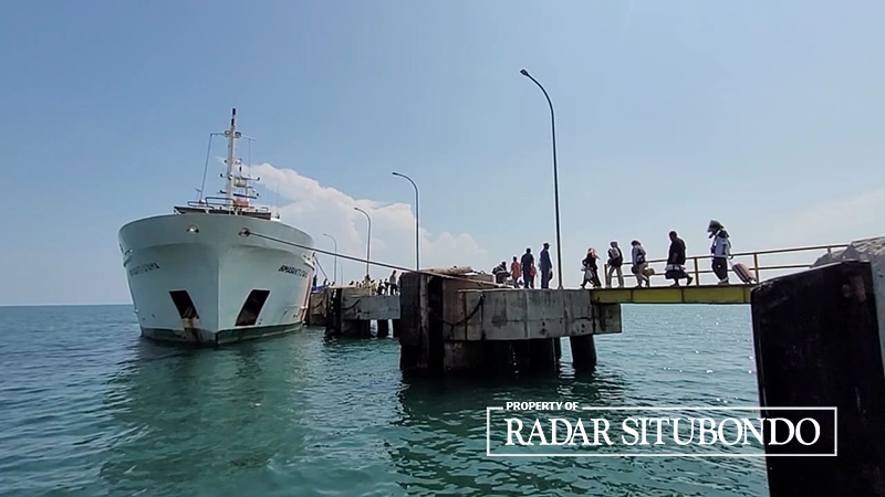 Para pemudik memasuki kapal bantuan Kemenhub yang didatangkan Menko PMK, di Pelabuhan Jangkar, Situbondo, Minggu (7/4).