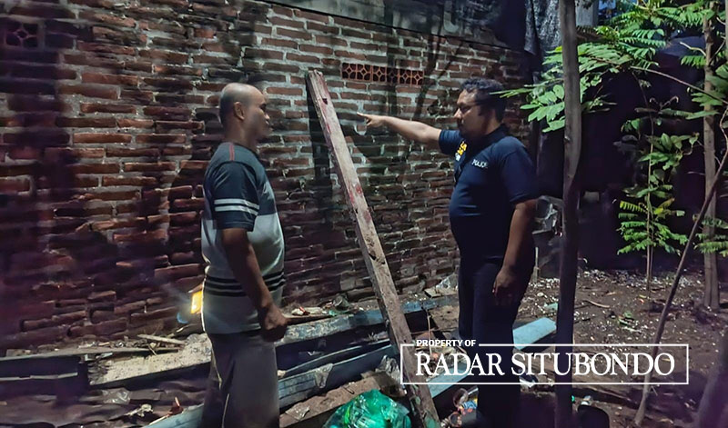 OLAH TKP: Tim Inafis Polres Situbondo bersama anggota Polsek Kecamatan Bungatan melihat tempat masuknya maling, Minggu (7/4).