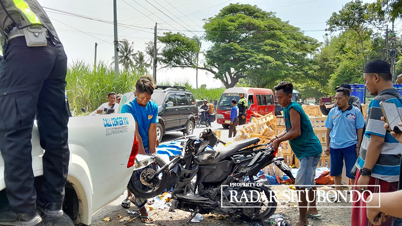 HANCUR: Motor nopol P 2723 DK milik Sudja&rsquo;i  warga Lamongan, Arjasa, Situbondo, dievakuasi ke mobil Lantas Polres Situbondo di Jalan Raya Desa Landangan, Kapongan, Minggu (7/4)