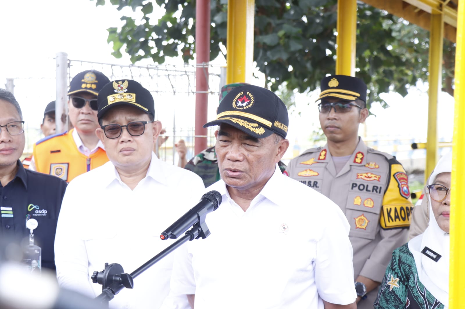 Menko PMK saat meninjau arus mudik di Pelabuhan Jangkar Situbondo. (Khoirul Rizal/RadarSitubondo.id)
