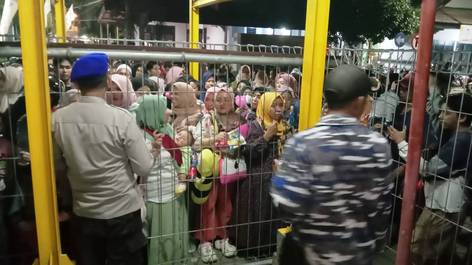 Penumpang membeludak di pelabuhan Jangkar Situbondo. (Khoirul Rizal/RadarSitubondo.id)