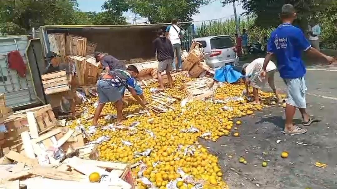Kondisi Kecelakaan truk jeruk guling di pantura Situbondo. (Khoirul Rizal/RadarSitubodno.id)