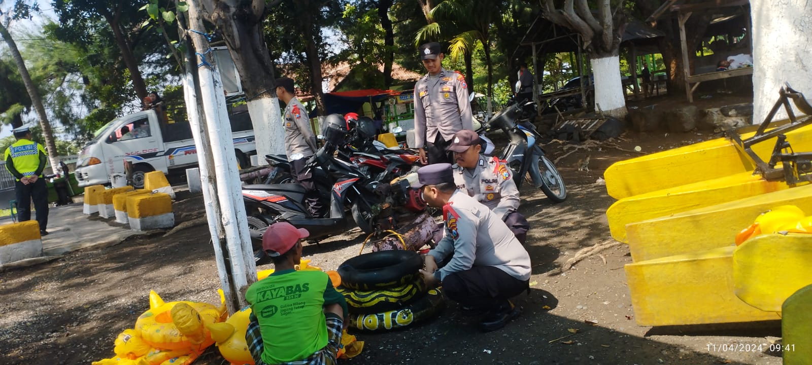 PANTAU WISATA: Anggota Polres Situbondo melakukan penjagaan di wisata Pantai Pasir Putih, Desa Pasir Putih, Kecamatan Bungatan Kamis (11/4).