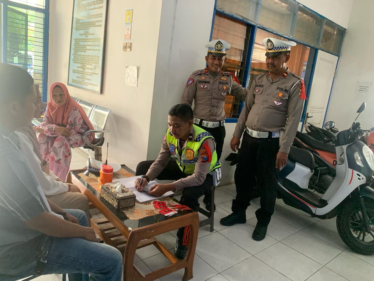Saat salah satu warga menitipkan motor di Polres Situbondo. (Khoirul Rizal/RadarSitubondo.id)