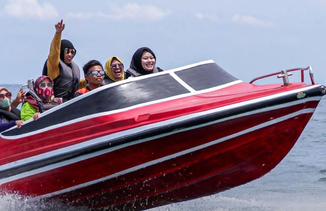 Wahana watersport di Utama Raya Beach. (ig @eastkavatrip_id)