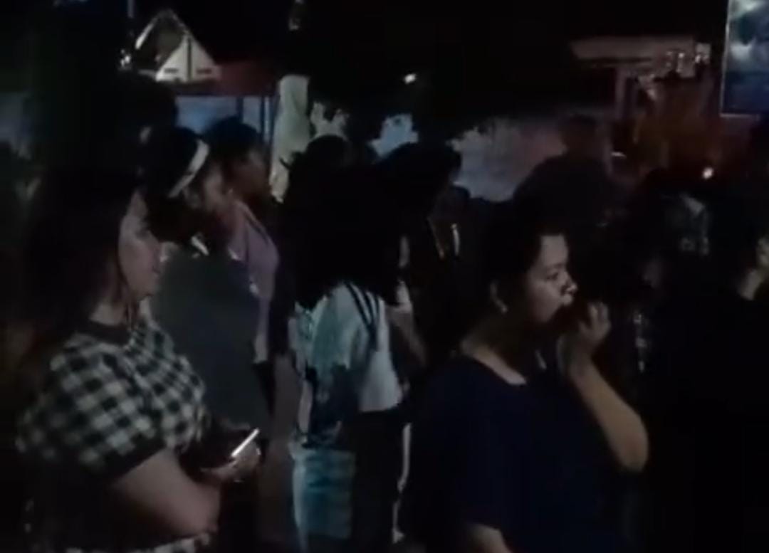 Saat warga geruduk PLN Besuki. (Khoirul Rizal/RadarSitubondo.id)