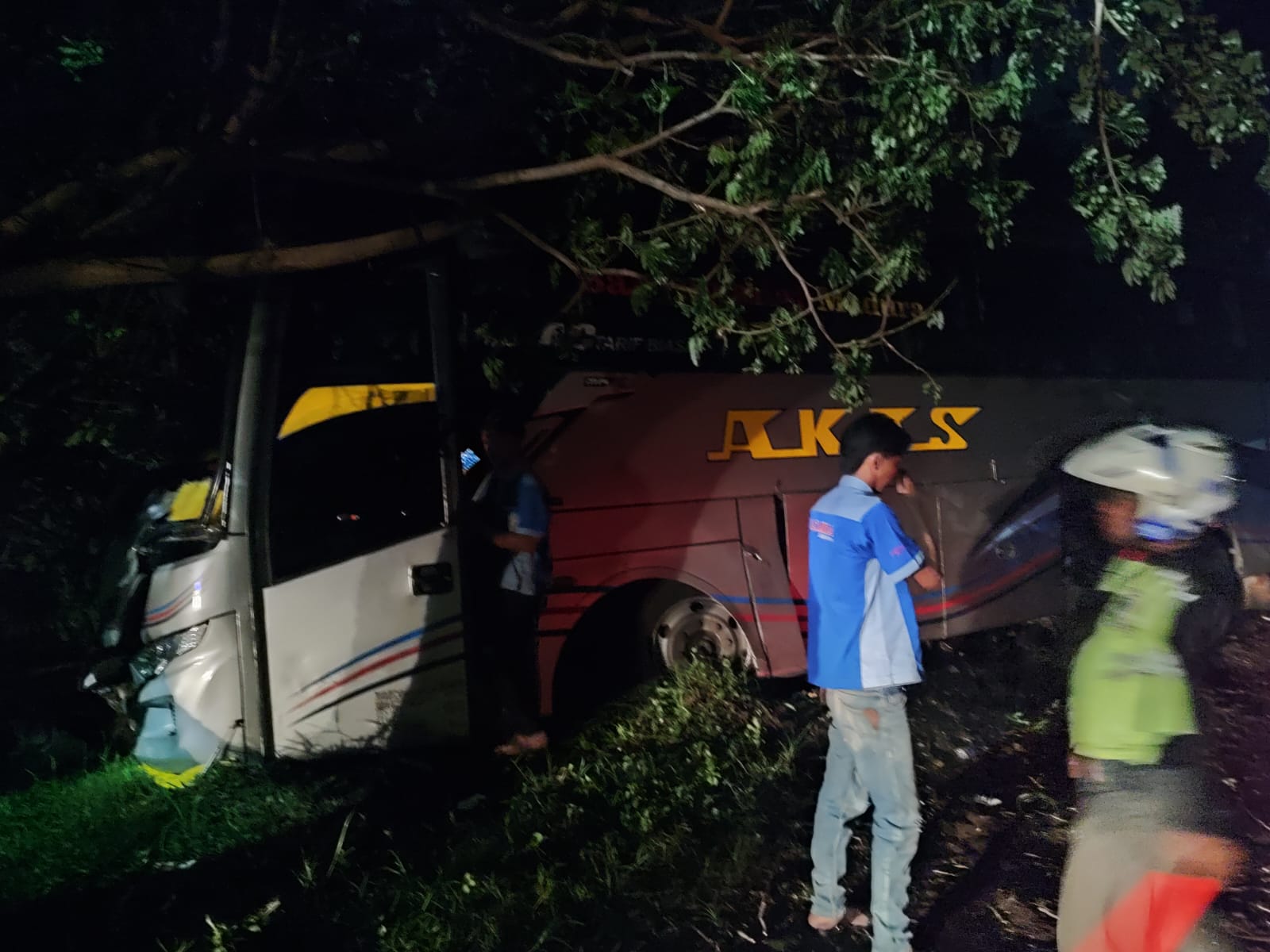 Bus Akas yang mengalami kecelakaan di jalan raya Desa Landangan, Kapongan, Situbondo, hendak dievakuasi petugas, Kamis (11/4).