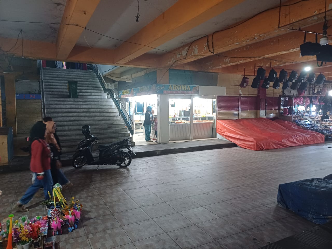 LANDAI: Sejumlah toko Pasar Mimbaan Baru, Kelurahan Mimbaan, Kecamatan Panji, Situbondo, banyak yang tutup Jumat (12/4).