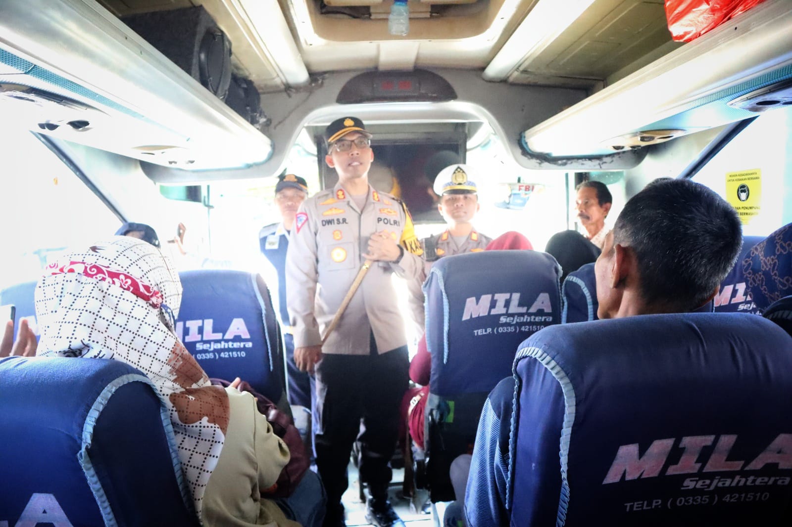 SOSIALISASI: Kapolres Situbondo AKBP Dwi Sumrahadi Rachmanto menemui para penumpang bus di Terminal Situbondo, Minggu (14/4).