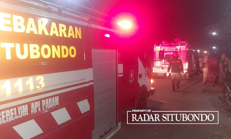 Dua armada damkar milik Pemkab Situbondo diterjunkan untuk memadamkan api yang membakar rumah milik Junaidi di Mimbaan, Panji, Minggu (14/4) sekitar pukul 21.30.