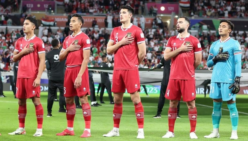Elkan Baggott (tengah) saat memperkuat Timnas Indonesia. (ig @elkanbaggott)