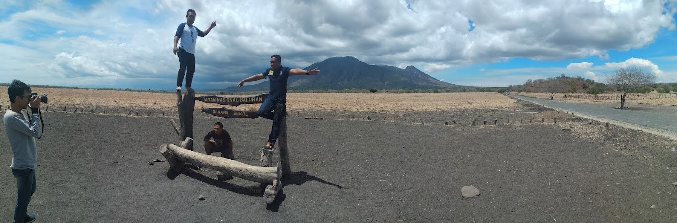 Pengunjung saat berfoto di Savana Bekol TN Baluran. (Bayu Saksono/RadarSitubondo.id)