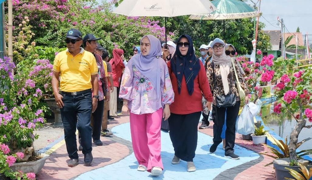 Istri Bupati Sidoarjo, Neng Sasha (tengah). (ig @pkk.sidoarjo)