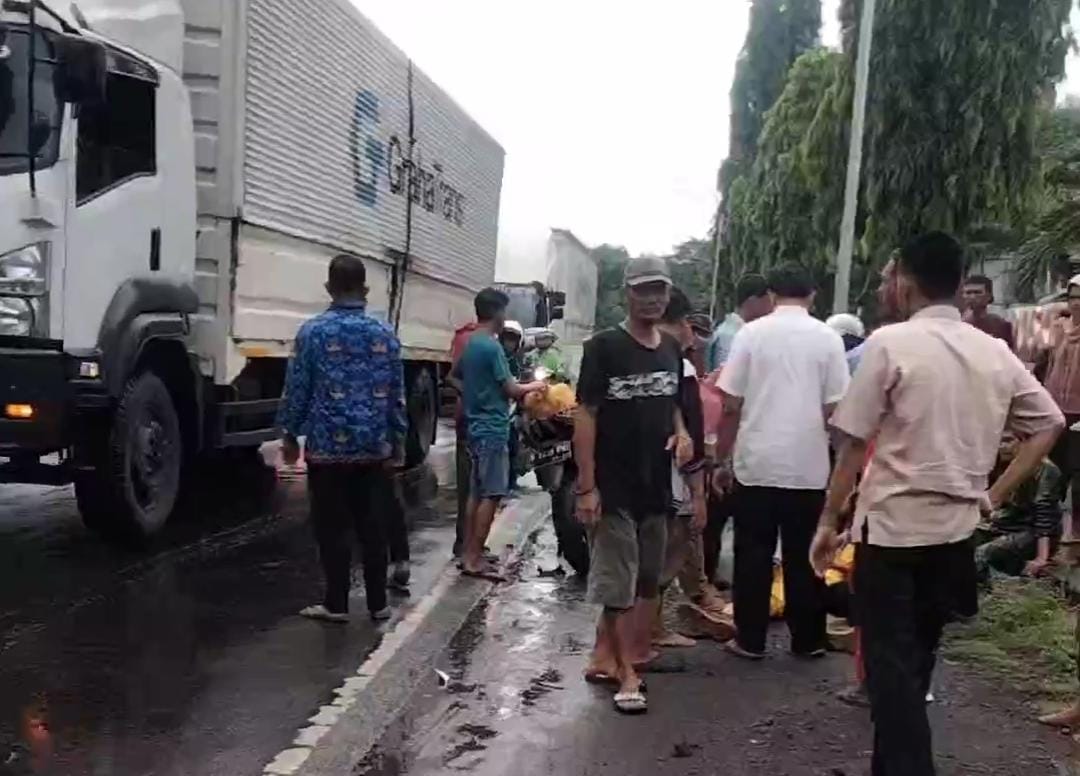 Saat belasan warga membantu pemudik Jakarta yang kecelakaan di Situbondo. (Khoirul Rizal/RadarSitubondo.id)
