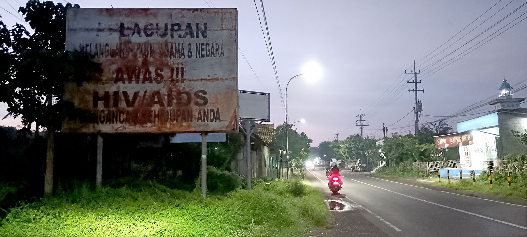 DIPINGGIR JALAN : Lokasi gunung sampan di Desa Kotakan, Kecamatan Kota ramai dilalui kendaraan, Selasa (16/4).