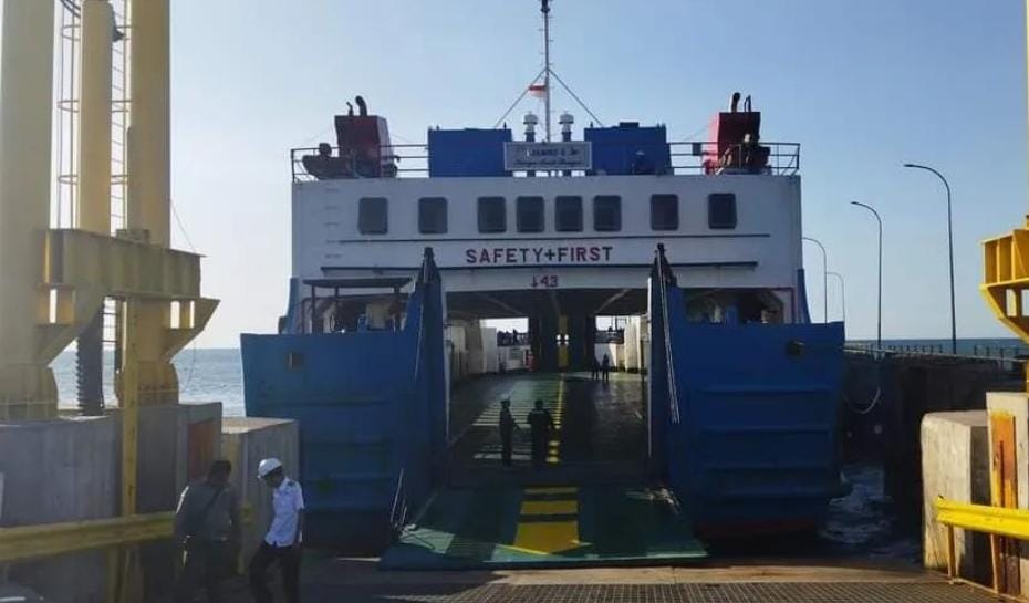 Kapal Ferry rute Lombok-Jangkar, Situbondo. (Khoirul Rizal/RadarSitubondo.id)