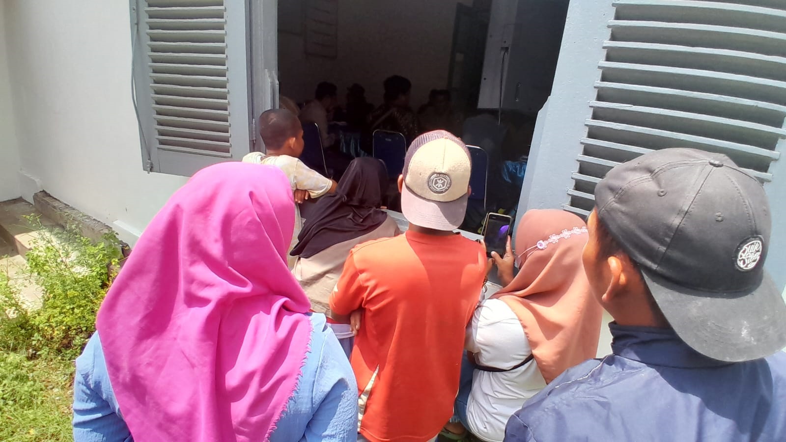 TUNTUT KEADILAN: Puluhan warga Desa Seletreng unjuk rasa di halaman Kecamatan Kapongan, bulan lalu (26/3).