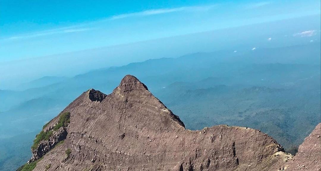 Gunung Raung. (ig @pendakiindonesia)