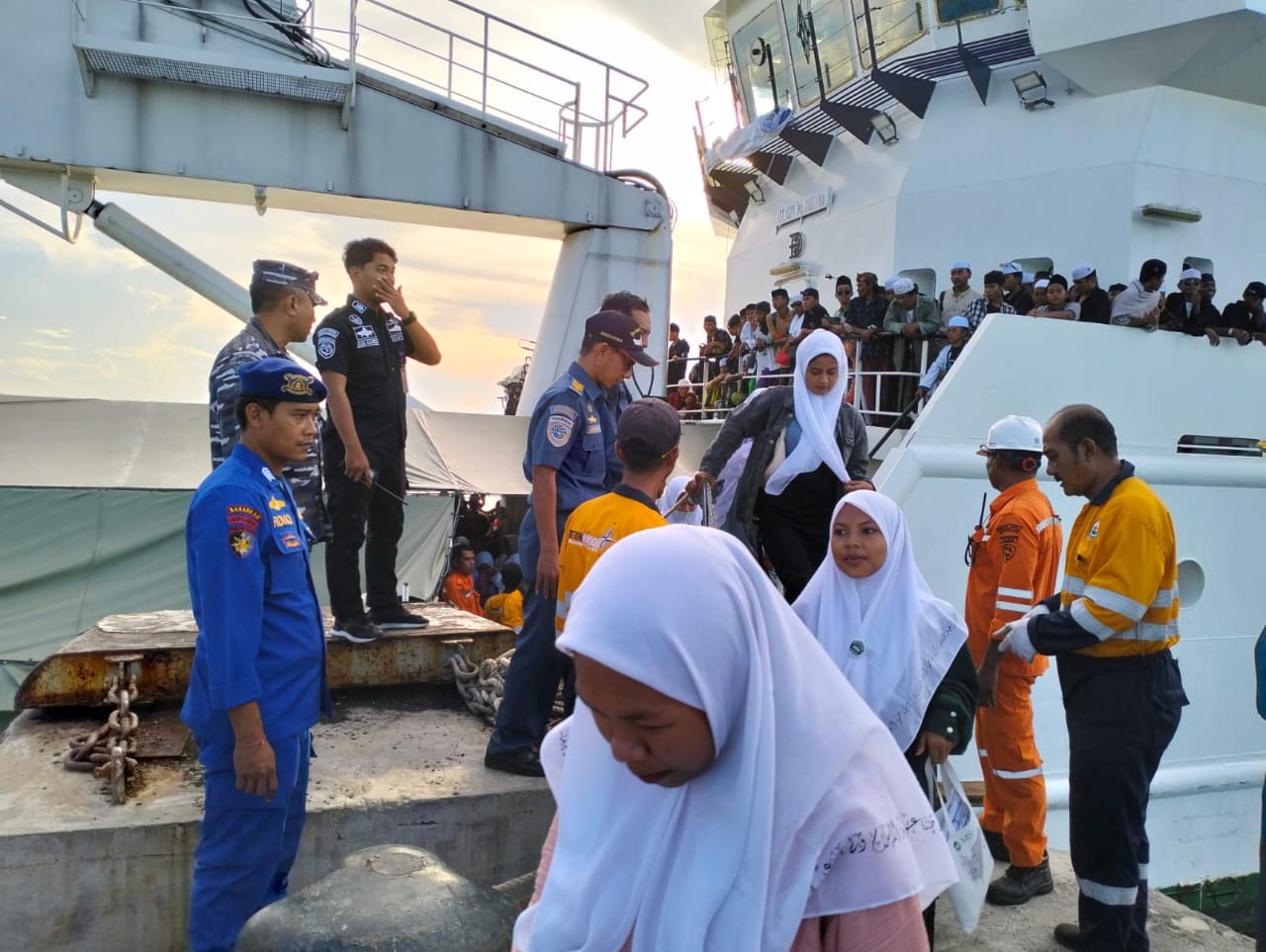 Saat ratusan santri dari Madura tiba di Pelabuhan Jangkar Situbondo. (Khoirul Rizal/RadarSitubondo.id)