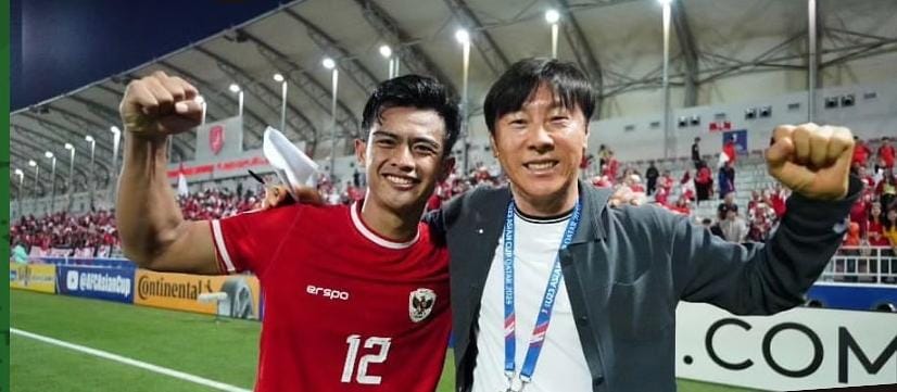 Pratama Arhan bersama Shin Tae-yong. (ig @timnasepakbolaindonesia)