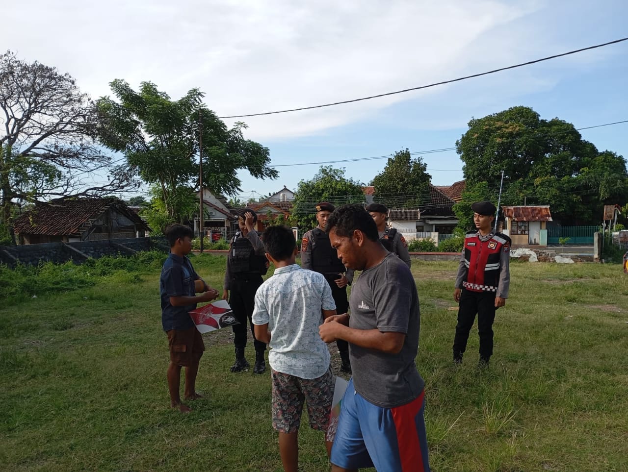Polisi saat menertibkan permainan layangan di seputaran Kota Situbondo. (Khoirul Rizal/RadarSitubondo.id)