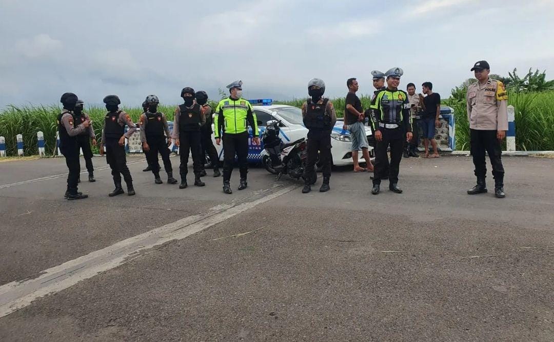 Polisi saat melakukan patroli di jalan Desa Duwet, Panarukan, Situbondo. (Khoirul Rizal/RadarSitubondo.id)