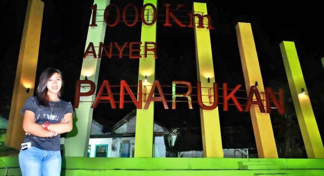 Salah seorang pengunjung berfoto di tugu Anyer &ndash; Panarukan. (ig @desypuspito)