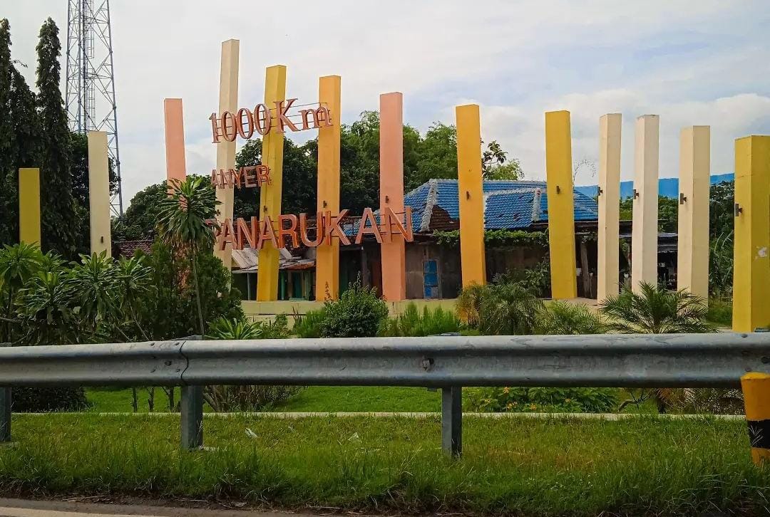 Monumen Anyer - Panarukan 1000 KM di Situbondo. (Khoirul Rizal/RadarSitubondo.id)