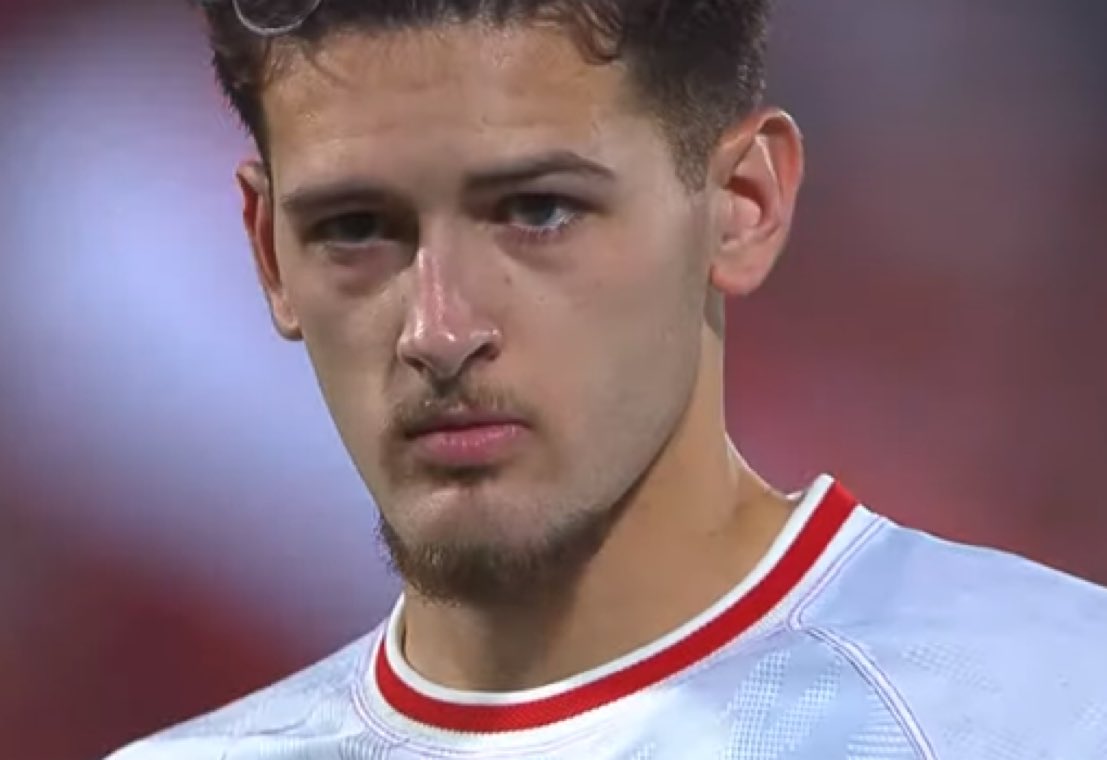 Justin Hubner dengan mata sembab saat akan mengeksekusi penalti. (tangkapan layar youtube AFC Asian Cup)