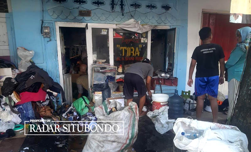 HANGUS : Seorang warga melihat langsung tempat usaha jahit yang terbakar di Lingkungan Kerajan, Kelurahan Dawuhan, Kecamatan Kota, Jumat (26/4).