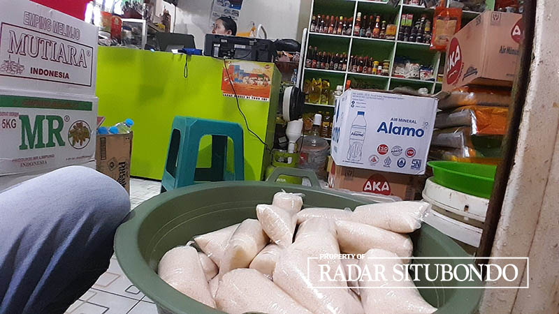 STOK AMAN: Kemasan gula pasir di pasar Mimbaan, Kecamatan Panji, Situbondo, tertata rapi di depan toko milik Lia, 45, Jumat (26/4).