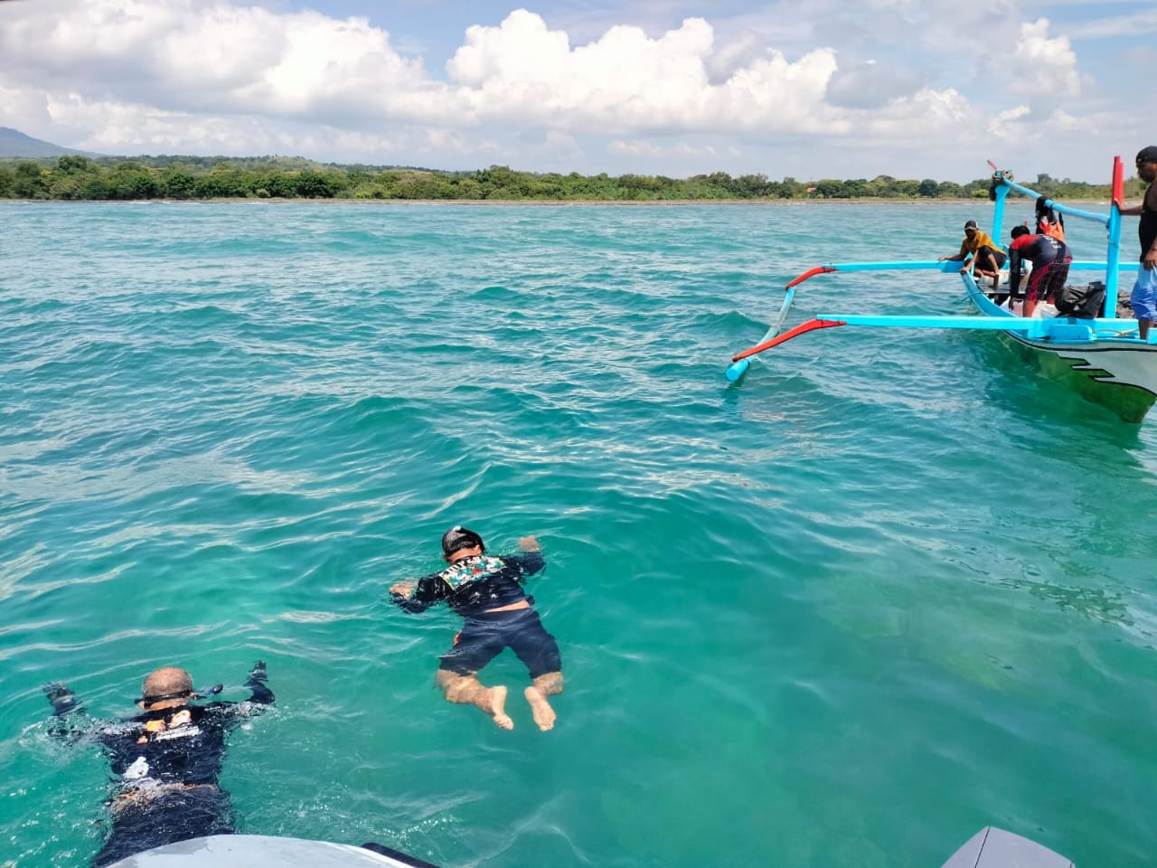 Petugas saat coba mengecek kerusakan terumbu karang di Baluran Situbondo. (Khoirul Rizal/RadarSitubondo.id)