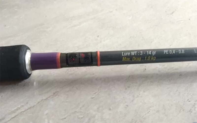 SAFETY FIRST: Perhatikan logo petir pada joran. ada atau tidak menentukan keamanan dan kenyamanan saat memancing